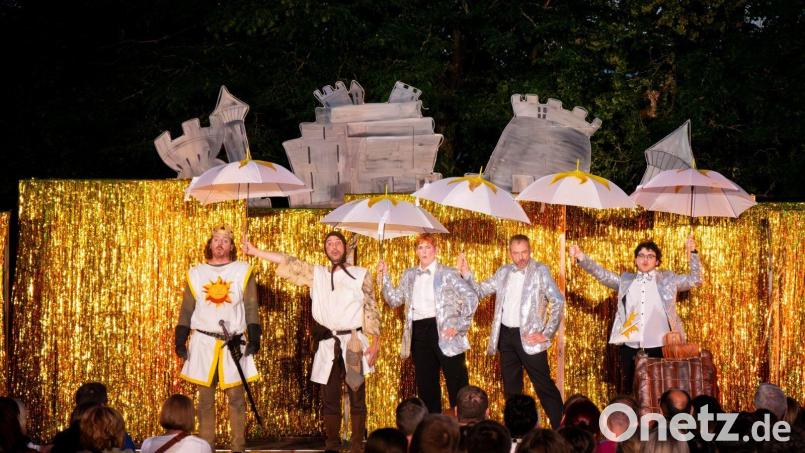 „Always look on the bright side of life“: König Artus (Michael Zanner, links) wird aufgemuntert. Bild: Max Hegner/Ovigo Theater
