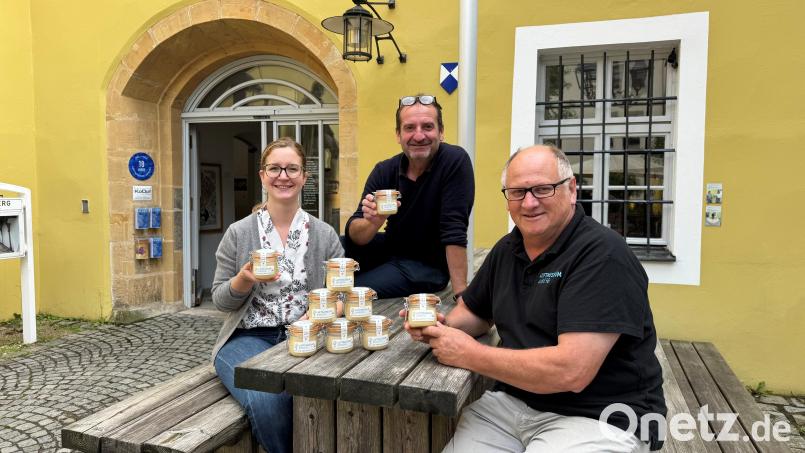Weil Bienen durch die Luft fliegen, hat das Amberger Luftmuseum in Kooperation mit der Firma Lüdecke jetzt auch einen eigenen Lufthonig. Im Bild von links: Marketing-Spezialistin-Anna Bogner, Geschäftsführer Klaus Herdegen und Museumsdirektor Wilhelm Koch. Bild: Lüdecke