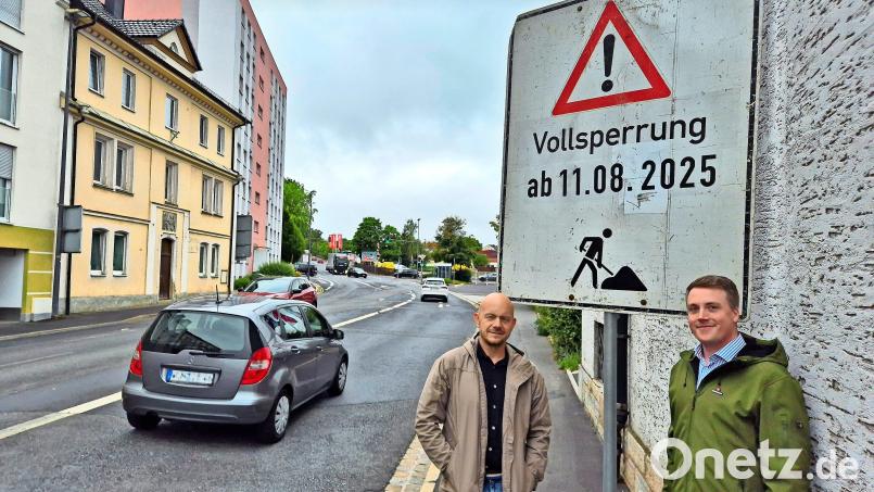 Noch rollt der Verkehr auf der Waldershofer Straße, doch das ändert sich ab 11. August. Bauamtsleiter Stefan Büttner (links) und Ordnungsamtsleiter Noel Blank erklären, warum die Sperrung nötig ist und worauf Verkehrsteilnehmer und Anwohner nun achten müssen. Bild: Torsten Ernstberger