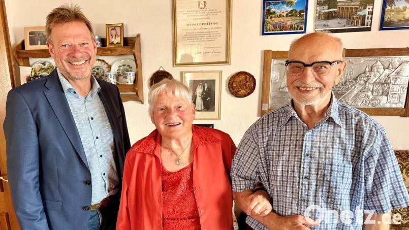 . Bürgermeister Alwin Märkl (links) fratulierte dem Jubelpaar Helga und Josef Göbl. Bild: Göbl