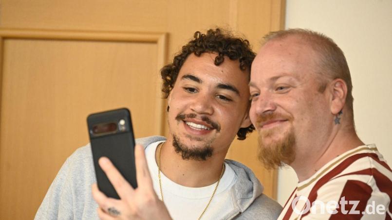 Selfies mit Rafael Lubach (links) waren in Hirschau begehrt. Bild: Markus Hirschmann
