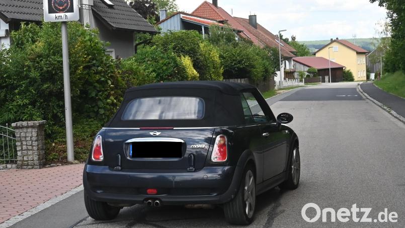 Nur 17 Prozent der Anfang Juli über 24 Stunden in der Traßlberger Straße gemessenen Verkehrsteilnehmer hielten sich an die zulässige Höchstgeschwindigkeit von 30 km/h und wurden dafür, wie der von unserem Fotografen &quot;geblitzte&quot; Autofahrer an der Anzeigetafel, mit einem auffälligen Smiley belohnt. Bild: gf