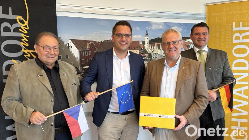 Ernst Schober (Vorsitzender des Partnerschaftskomitees Schwandorf–Sokolov) (von links), EU-Abgeordneter Christian Doleschal, Oberbürgermeister Andreas Feller und Landrat Thomas Ebeling beim Treffen im Schwandorfer Rathaus. Bild: Lara Schmaus, Stadt Schwandorf