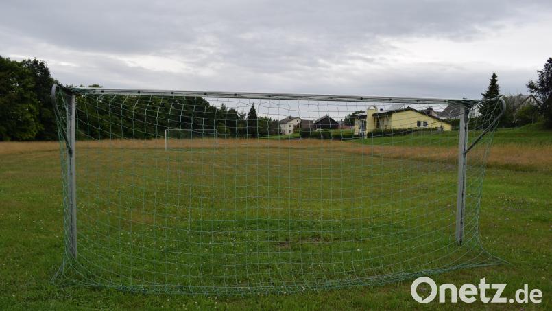 Wo sich jetzt der Bolzplatz in Traunricht befindet, sollen künftig Eigenheime gebaut werden. Der Markt Schwarzenfeld ist derzeit bemüht, geeigneten Ersatz zu schaffen. Bild: bnr