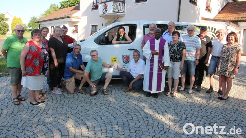 Der neue Mähringer Seniorenbus, umringt von zahlreichen ehrenamtlichen Fahrerinnen und Fahrern. Im Fahrzeug sitzt Karin Achatz, die Quartiermanagerin. Bild: kro
