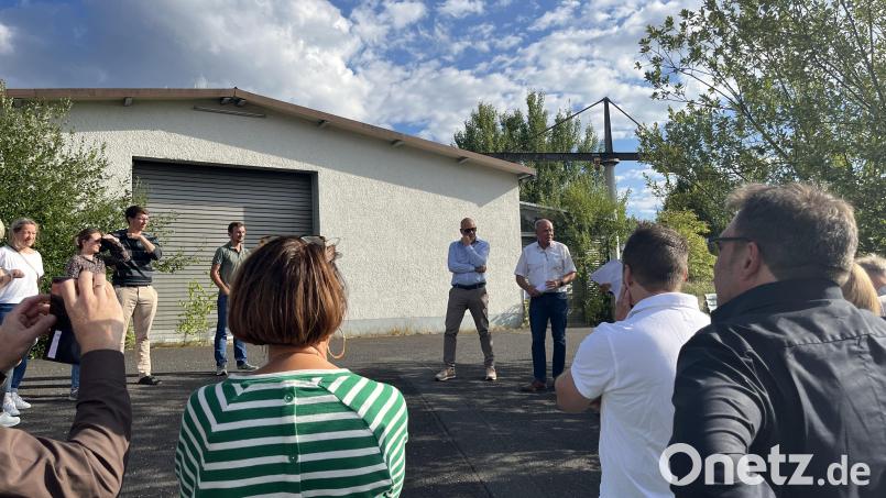 Auf dem Areal einer ehemaligen Schlosserei in Kümmersbruck will der neue Grundstückeigentümer Michael Berger (im Hintergrund, Zweiter von rechts) mit der Deutschen Reihenhaus AG eine Reihenhaussiedlung verwirklichen. Bei einem Ortstermin des Gemeinderats brachten Anwohner ihre Kritik am Projekt vor. Bild: Kathrin Halbhuber