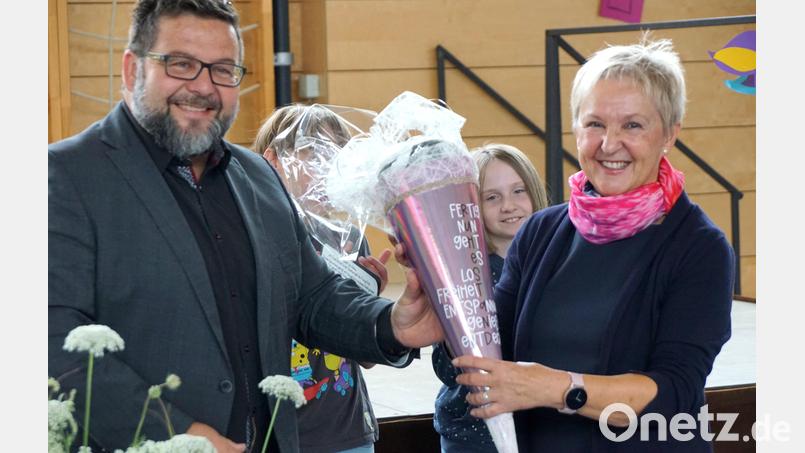 Eine Schultüte brachte Bürgermeister Thomas Kaufmann für Gudrun Lehner als Abschiedsgeschenk mit. Bild: bkr