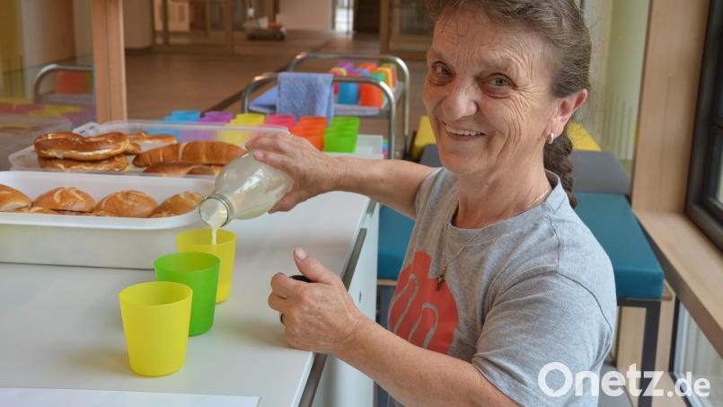 Inge Roth beim Herrichten des Pausenverkaufs: Sie hatte bei der Arbeit in der Grundschule Mitterteich stets gute Laune, bei den Kindern ist sie sehr beliebt. Bild: jr