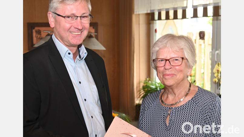 Einige Euro Amberger Stadtgeld hatte Bürgermeister Franz Badura dabei, als er Elsa Feldmann zum 90. Geburtstag gratulierte. Bild: gf