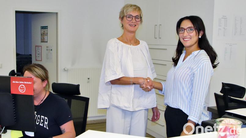 Ein herzliches Willkommen der Nachfolgerin: Christiane Heidrich (Mitte) übergibt ihre Hausarztpraxis an die Internistin Dr. Hajer Borbat (rechts). Bild: Thomas Dobler