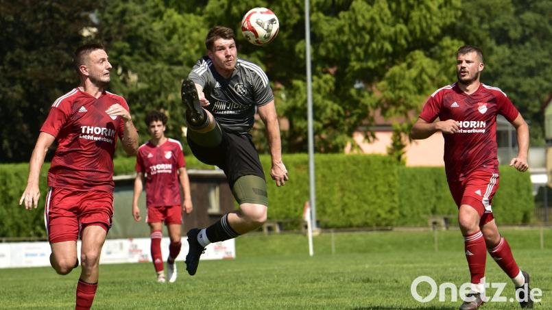 Ein Bild aus der vergangenen Saison: Der Grafenwöhrer Marcello Siemski beim Versuch, den Ball zu kontrollieren. Die Spieler des SV Grafenwöhr verloren das Saisonauftaktspiel in Kulmain und stehen im Heimspiel gegen den FC Tremmersdorf bereits unter einem gewissen Druck. Archivbild: mhs