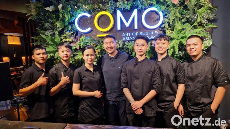 Chef Michael Hoang (Mitte) und seine Frau Thu mit Teilen des &quot;Como&quot;-Teams (von links, nur Vornamen): Phan, Trung, Duy Anh, Phuong und Dang. Bild: Tobias Gräf
