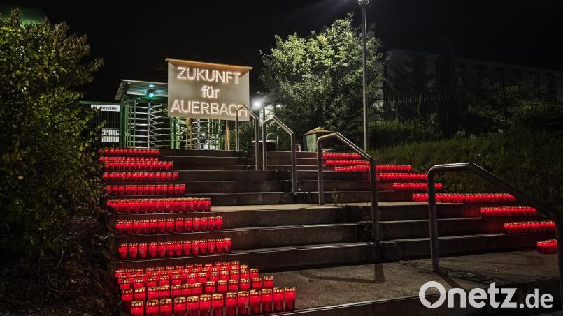 Protest um Mitternacht: Die IG Metall und die ZF-Mitarbeiter vor Ort fordern eine Zukunft für den Auerbacher Standort. Die Hunderten Grablichter sollen für die vielen Einzelschicksale stehen, die von einem möglichen Ende des Standorts betroffen wären. Bild: IG Metall Amberg