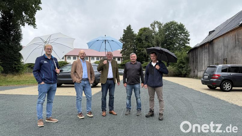 Auf dem Bild (von links): Maximilian Weismeier (Sachgebietsleiter Tiefbau), Stefan Büttner (Leitender Baudirektor), Oberbürgermeister Oliver Weigel, Gerald Heinl von der Förster GmbH und Alexander Kretz (Sachgebiet Tiefbau) eröffneten den neuen städtischen Parkplatz in der Flottmannstraße. Bild: Stadt Marktredwitz/Anja Peltzer