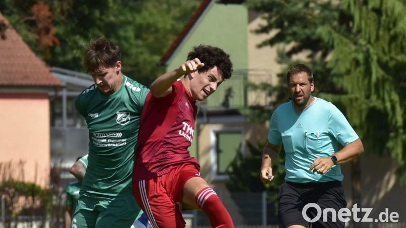 Auch Vinzenz Schlenk (Mitte/Szene aus dem Spiel gegen Schlicht) traf für Pfreimd in Nabburg. Bild: mhs