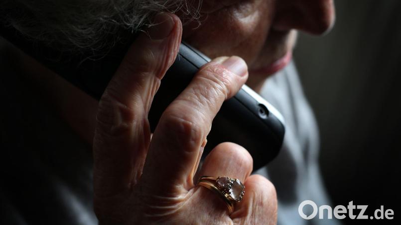 In Amberg wird eine Seniorin Opfer eines Schockanrufs und übergibt Gold im Wert eines fünfstelligen Eurobetrages an einen Betrüger. Bild: Karl-Josef Hildenbrand/dpa