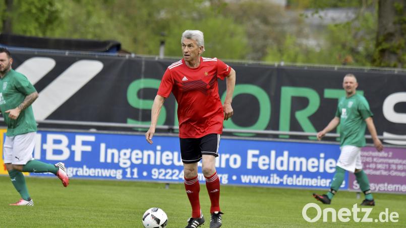 Klaus Augenthaler war vor ein paar Jahren schon in der Region. Mit dem FC Sternstunden trat er 2023 gegen den FC Rieden an, der damals sein 70-jähriges Bestehen feierte. Archivbild: Hubert Ziegler