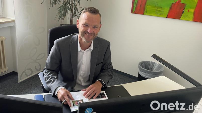 Klaus Binner an seinem Schreibtisch in Weiden. Als Ständiger Stellvertreter des Schulleiters ist er für beide Standorte der Wirtschaftsschule Weiden-Eschenbach zuständig. Bild: Paulina Schmidt