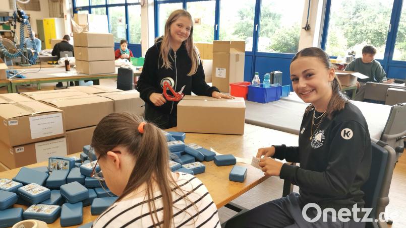 Die beiden Mittelschülerinnen Lina (rechts) und Coleen machen in der Montageabteilung der Naab-Werkstätten Oberviechtach erste Erfahrungen in der Arbeitswelt. Nebenbei werden Barrieren zu Menschen mit Behinderung abgebaut. Bild: Portner