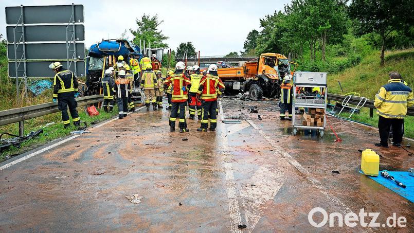 Trümmerfeld auf der B22. Die Bergung der beiden verunglückten Lkw dauerte Stunden. Bild: Eric_Waha