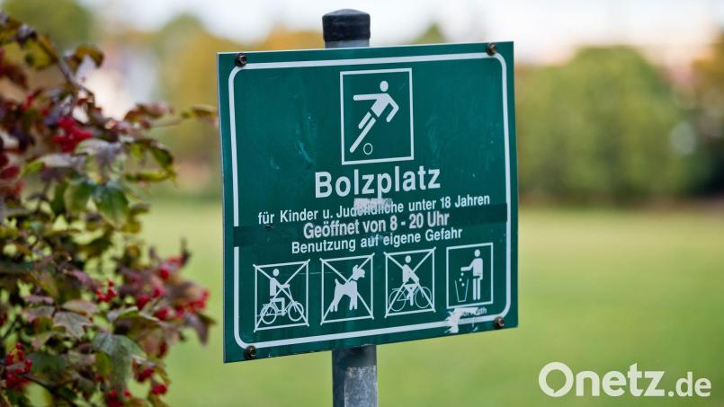 In der Oberpfalz hat ein Nachbar gegen einen neuen Bolzplatz geklagt und vorläufig Recht bekommen. (Symbolbild) Bild: picture alliance / dpa