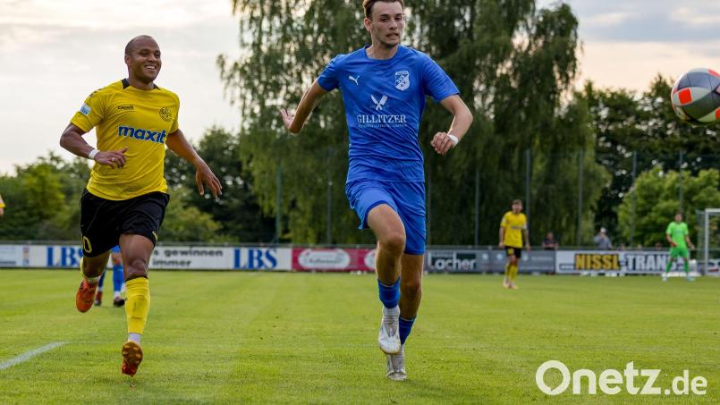 Bastian Hägler (rechts/Szene aus dem Pokalspiel gegen Bayreuth) und der SV Schwarzhofen kehrten aus Viehhausen mit einer Niederlage heim. Bild: gud