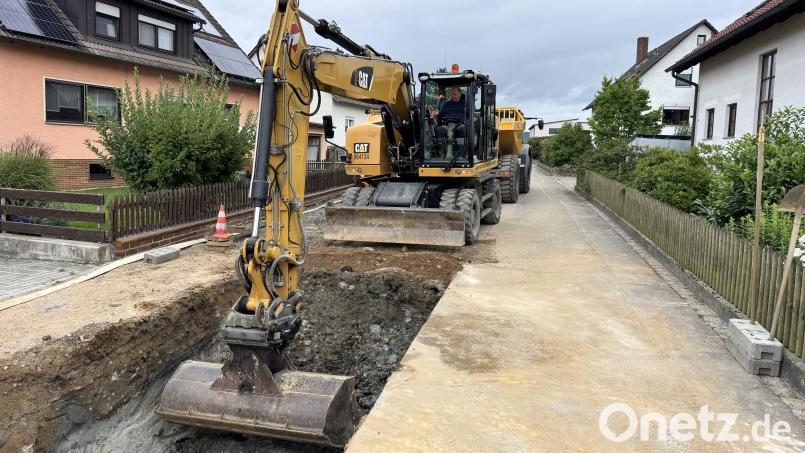 Blick in den Fischgrubenweg, der derzeit saniert wird: Dort sollen für den Gehweg Platten aus Muschelkalk verlegt werden. Bild: Hans Prechtl