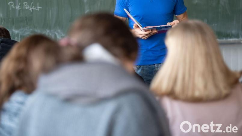Lehrer sollen sich während des Unterrichts politisch neutral verhalten. Doch wann verstoßen sie gegen Dienstpflichten und welche Konsequenzen kann das haben? Symbolbild: Marijan Murat /dpa