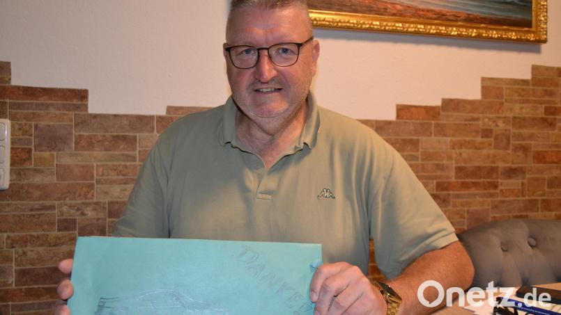 Der Waldsassener Klaus Schuster stand heuer auf der Liste für den Bayerischen Engagiert-Preis. Für die Auszeichnung hat es am Ende zwar nicht ganz gereicht, aber Post an Weihnachten oder diese selbst bemalte Geschenkverpackung als Dankeschön berühre ihn sowieso mehr als jeder Preis. Bild: Thorsten Schreiber