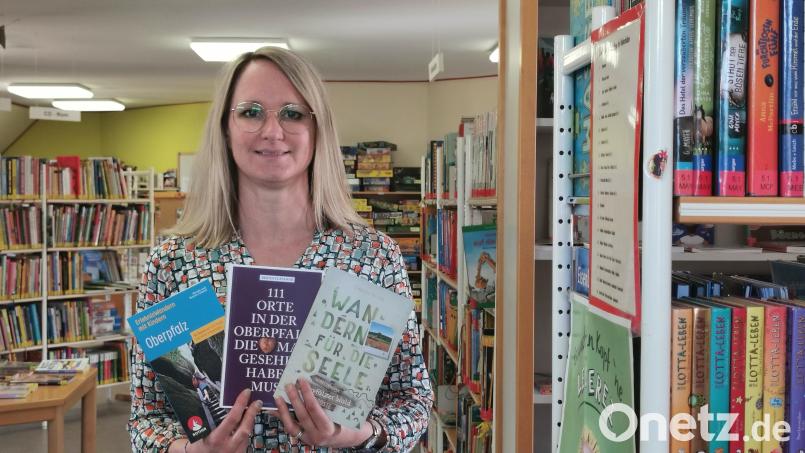 Heike Hagl, Leiterin der Stadtbibliothek Oberviechtach, hat die neue Benutzungssatzung mit ausgearbeitet. Für den Urlaub daheim empfiehlt sie neue Wanderführer über die Oberpfalz. Bild: Portner