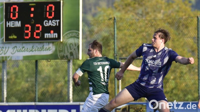 Florian Weingärtner (links) und seine Kollegen vom TSV Dieterskirchen sind mit zwei Niederlagen in die Saison der Fußball-Kreisliga West gestartet. Bild: mhs