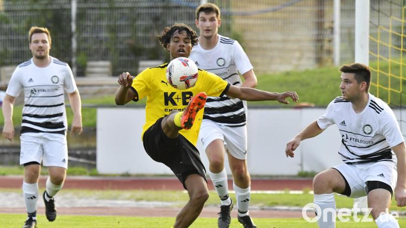 Richard Silva Pereira (am Ball) und der FC Amberg empfangen am Freitagabend im heimischen Stadion am Schanzl den FC Weiden-Ost. Archivbild: Hubert Ziegler