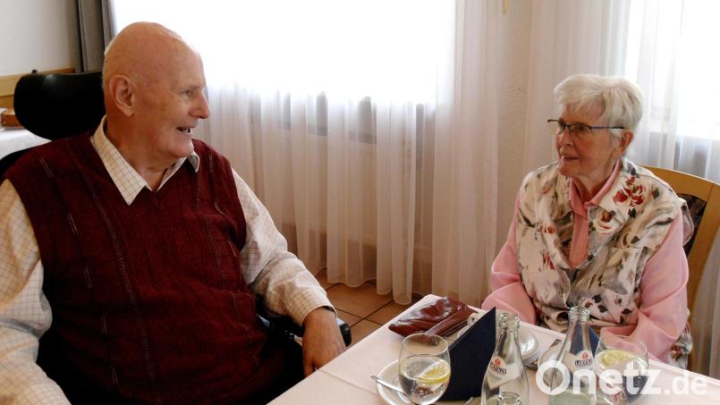 Zusammen mit Ehefrau Luise feierte Pfarrer Richard Haas im Gasthof Riebel in Etzenricht seinen 85, Geburtstag. Bild: war