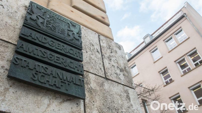 „Landgericht, Amtsgericht, Staatsanwaltschaft“ steht auf einer Tafel am Justizgebäude in Regensburg. (zu dpa: „Untreue-Verdacht: Vorsitzende der Tafel Regensburg in U-Haft“) Bild: Armin Weigel/dpa