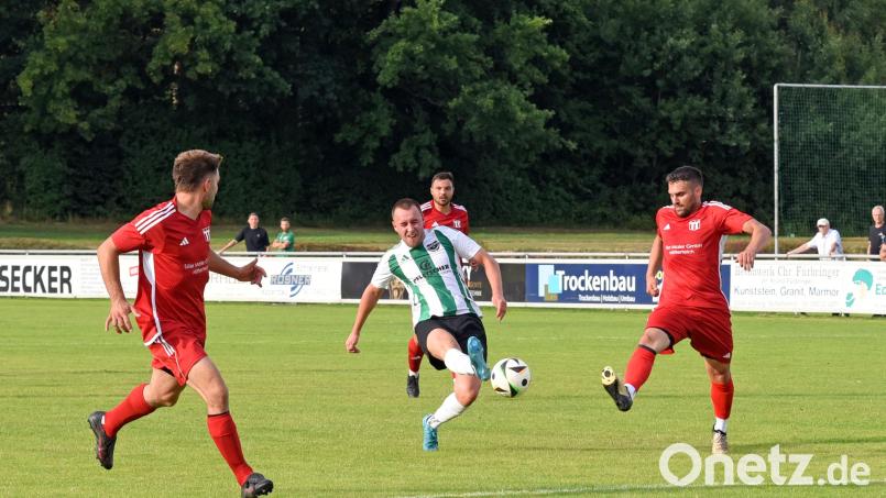Szene aus der Partie TSV Konnersreuth gegen SV Pechbrunn (3:0): Der Pechbrunner Manuel Willumeit kommt zum Schuss. Archivbild: Gebert