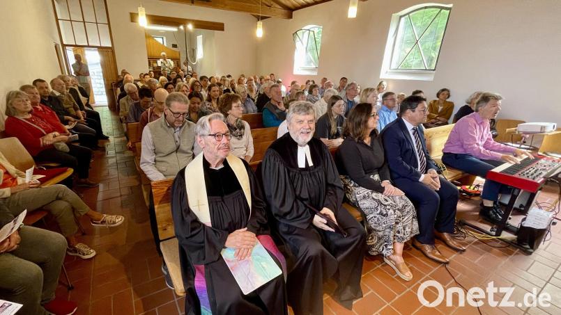 Einen Festgottesdienst feierte die Gemeinde zur Grundsteinlegung der Friedenskirche in Wackersdorf vor 60 Jahren. Bild: Gerhard Götz