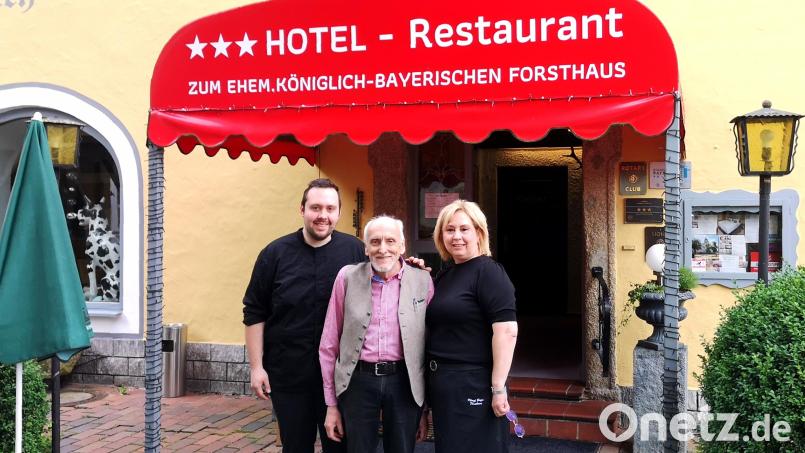Dominik, Klaus und Stania Pirkl (von links) führen das Hotel &quot;Zum ehemaligen Königlich-Bayerischen Forsthaus&quot; in Waldsassen. Bild: lnz