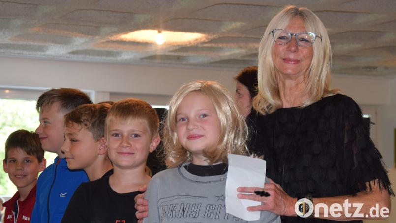 Zum Abschied nach 32 Jahren Schuldienst an der Erasmus-Grasser-Grundschule in Schmidmühlen gab es für Lehrerin Monika Ziechaus (rechts) sogar einen Film über ihr &quot;Schul-Leben&quot; unter dem Titel &quot;Es war einmal&quot;, hier mit ihrem Double Lara Loewen (Zweite von rechts) und anderen Mitwirkenden des Films. Bild: bö