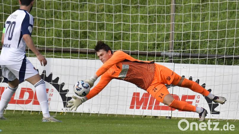 Lukas Völlger (Szene aus dem Spiel gegen Al Wahda) stand am ersten Spieltag beim SSV Jahn Regensburg II im Gebenbacher Tor. Am Samstag spielt die SpVgg Bayern Hof in Gebenbach. Bild: Hubert Ziegler