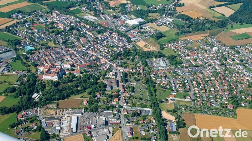Die Bundesstraße 299 verläuft im Moment mitten durch die Innenstadt. Am unteren Bildrand in der Mitte die aktuelle Trasse, rechts daneben die frühere Bahnlinie (erkennbar an der dichten Begrünung), auf der die dann verlegte Fahrbahn verläuft. Bild: mür