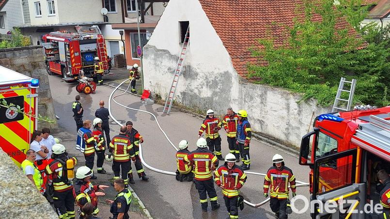 Dire Feuerwehr Nabburg hat die Lage schnell im Griff. Bei dem Brand in dem kleinen Nebengebäude des leerstehenden Anwesens war auch ein Atemschutzträger im Einsatz. Bild: bl