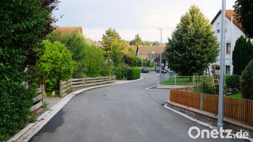 Neue Abwasserkanäle und Wasserleitungen und anschließend eine neue Fahrbahndecke: Die Generalsanierung im Bereich der Forststraße und der Zuwege in Oberbibrach ist abgeschlossen. Für die restliche Abfinanzierung sind im Gemeindehaushalt 2025 330.000 Euro eingestellt. Bild: do