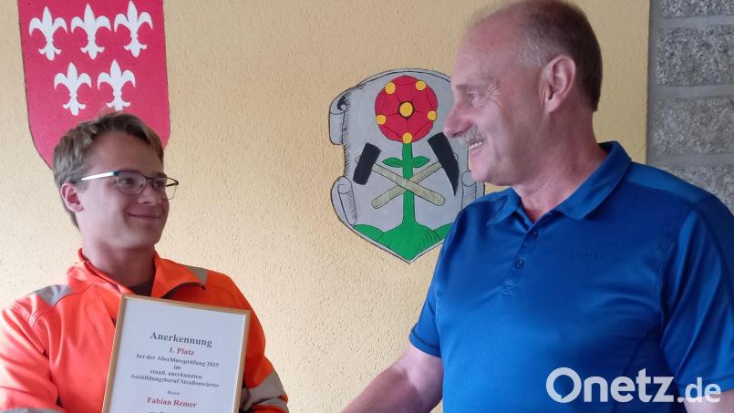 Erwin Thurner, der Leiter des Städtischen Bauhofs, gratuliert Fabian Remer, dem besten Straßenwärter-Azubi Bayerns. Bild: hka