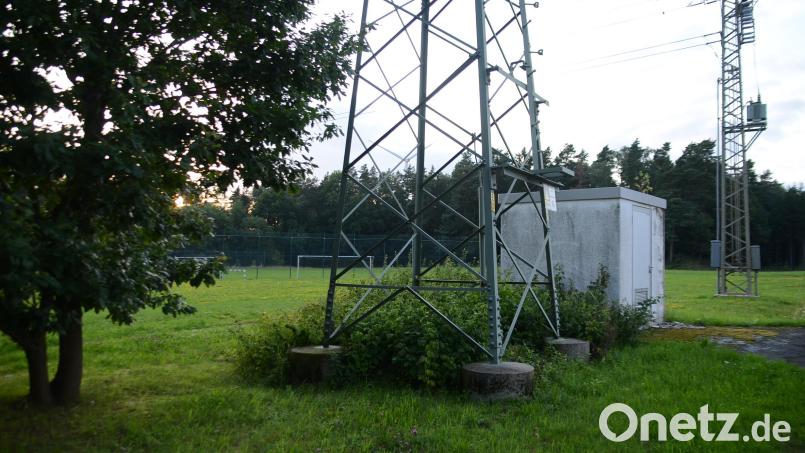 Auf diesem gemeindeeigenen Grundstück auf der Frankenberger Höhe soll ein Stromspeicher samt Umspannwerk neben der 20- und 110-KV-Leitung entstehen. Bild: ak