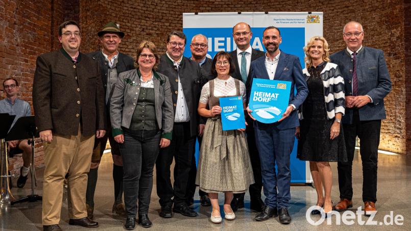 Finanz- und Heimatminister Albert Füracker (Siebter von links) hat die Gemeinde Moosbach mit dem Gütesiegel &quot;Heimatdorf 2025&quot; ausgezeichnet. Bild: Florian Graser