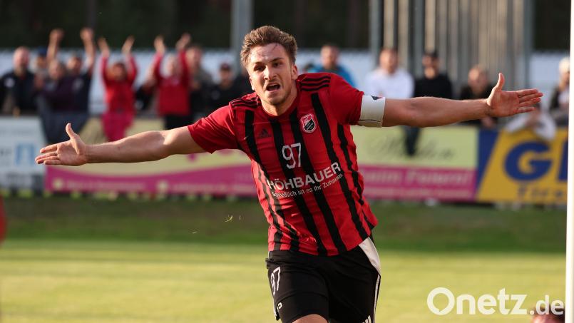 Derby-Jubel: Nico Argauer war mit zwei Treffern einer der Matchwinner beim SC Luhe-Wildenau. Mit 3:0 wurde der Lokalrivale SV Etzenricht am Mittwochabend niedergerungen. Bild: Dieter Jaeschke