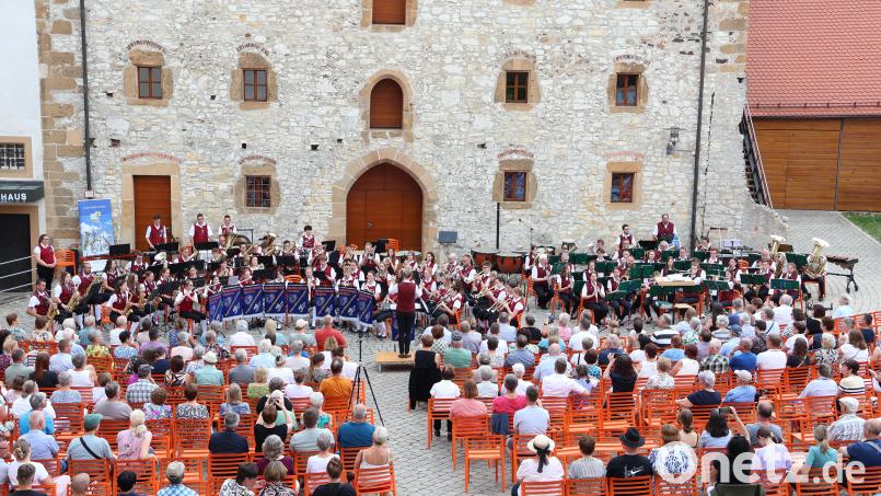 Fast 90 Musiker des Jugendblasorchesters Vilseck und der „Blasmusik Gebenbach“ präsentierten bei der Serenade im Hof der Burg Dagestein den vielen Besuchern einen bunten Melodienstrauß mit Polkas und Märschen sowie bekannten Musicalmelodien. Bild: Isabella Rauscher