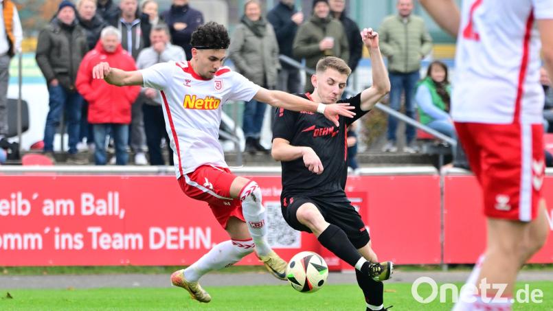 Homam Mahmoud (links) Ende Oktober 2024 bei einem Bayernligaspiel seines SSV Jahn Regensburg II gegen den ASV Neumarkt. Der junge Stürmer aus Weiden wechselt jetzt nach Kuwait. Archivbild: Sportfoto Zink / Melanie Zink
