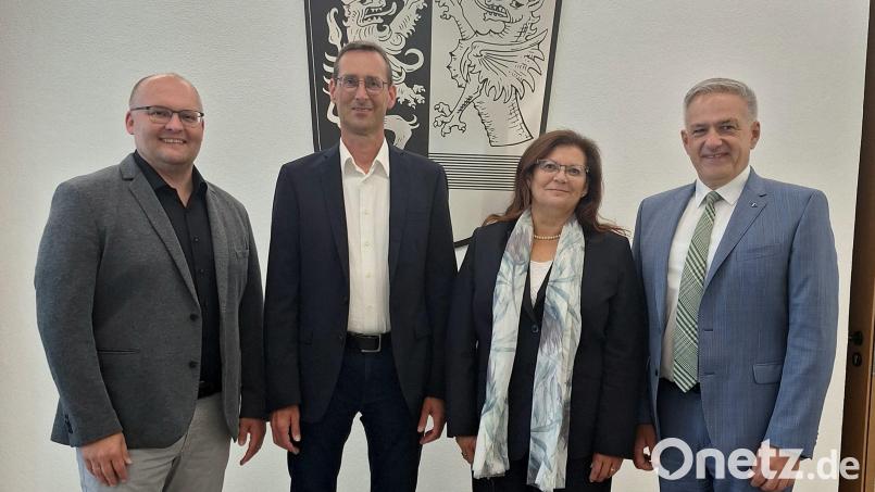 Der Büroleiter des Landrats, Wolfgang Fenzl, Regierungsdirektor Markus Zapf, Regierungsdirektorin Regina Kestel und Landrat Roland Grillmeier (von links). Zapf wird künftig Kestels Aufgaben übernehmen. Bild: Landratsamt Tirschenreuth/Fabian Polster