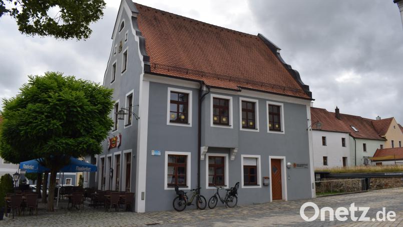 Das Wohngebäude am Marktplatz in Pfreimd ist Teil der Spitalstiftung. In ihm ist ein gastronomischer Betrieb und die Sing- und Musikschule Pfreimd untergebracht. Bild: bnr